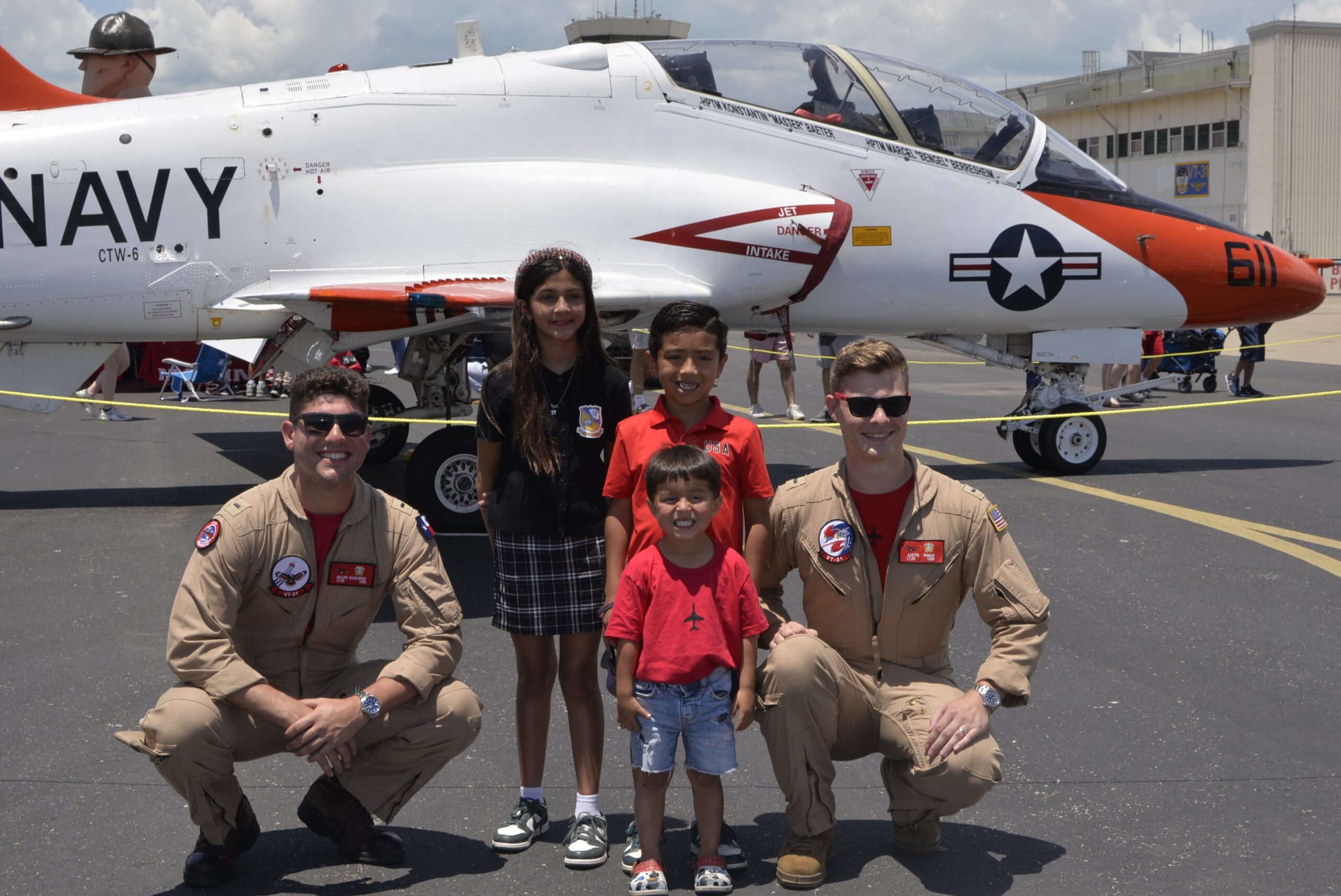 AUTOGRAPHED T SHIRTS AND PHOTOS WITH DEMO PILOTS